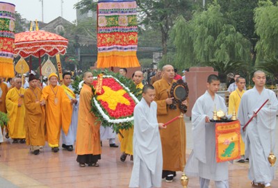 Đoàn chư tôn đức dâng hương tại Đài tưởng niệm liệt sỹ TP.Hải Phòng - Ảnh: Quốc Đô